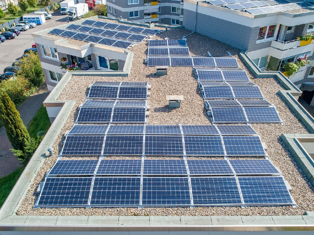 What is the difference between centralized photovoltaic systems and distributed photovoltaic systems?